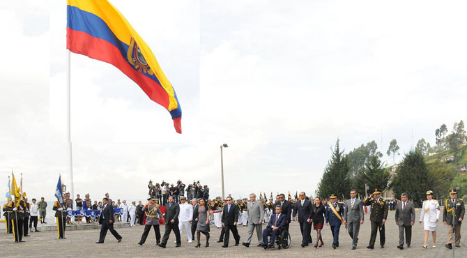 Ministra de Defensa Nacional saluda al soldado ecuatoriano y a las Fuerzas Armadas