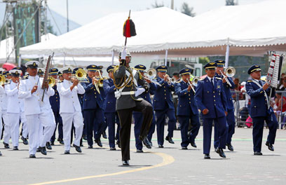 Gran acogida ciudadana en desfile Cívico-Militar por el Día Clásico de FF.AA.