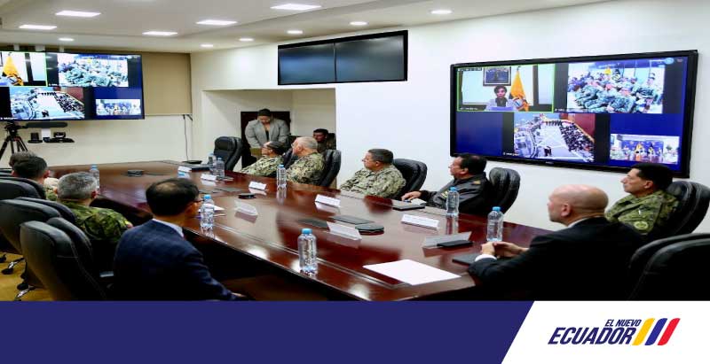 El ministro de Defensa Nacional, Gian Carlo Loffredo, junto a la Canciller de la República, Gabriela Sommerfeld, desde Ecuador y el comandante General de la Armada, Almirante Miguel Córdova desde Corea del Sur, presidió la ceremonia de entrega del Buque Jambelí a nuestra Fuerza Naval.