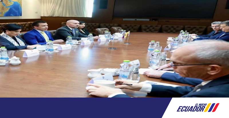 El presidente Daniel Noboa Azin, junto al ministro de Defensa Nacional, Gian Carlo Loffredo y su comitiva, sostuvo un encuentro con el primer ministro de Israel, Benjamín Netanyahu, durante la reunión se fortalecieron los lazos de cooperación bilateral en materia de seguridad y defensa.