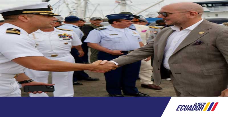 El ministro de Defensa, junto al Alto Mando Militar y autoridades de Estado, recorrió el buque hospital USNS COMFORT de EE.UU. para verificar el desarrollo de las actividades médicas y humanitarias en beneficio de la ciudadanía.