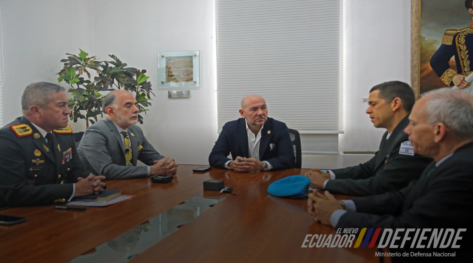 En Quito, el ministro de Defensa Nacional, Gian Carlo Loffredo, recibió la visita protocolaria del embajador del Estado de Israel, Tzach Sarid, donde se abordaron temas de interés mutuo orientados a fortalecer los lazos de cooperación entre ambos países en materia de defensa y seguridad.