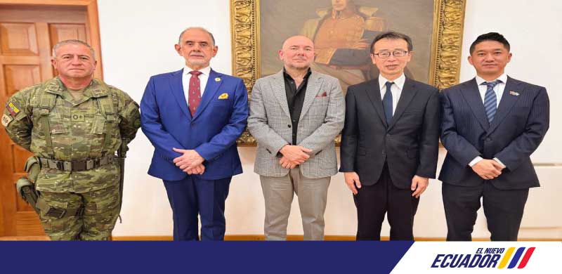 El ministro de Defensa Nacional, Gian Carlo Loffredo, acompañado del viceministro de Defensa, Roberto Quintero, y del subsecretario de Defensa, Grab. Edwin Cañizares, recibió la visita protocolaria del excelentísimo señor Toshihiko Horiuchi, embajador del Japón en Ecuador.