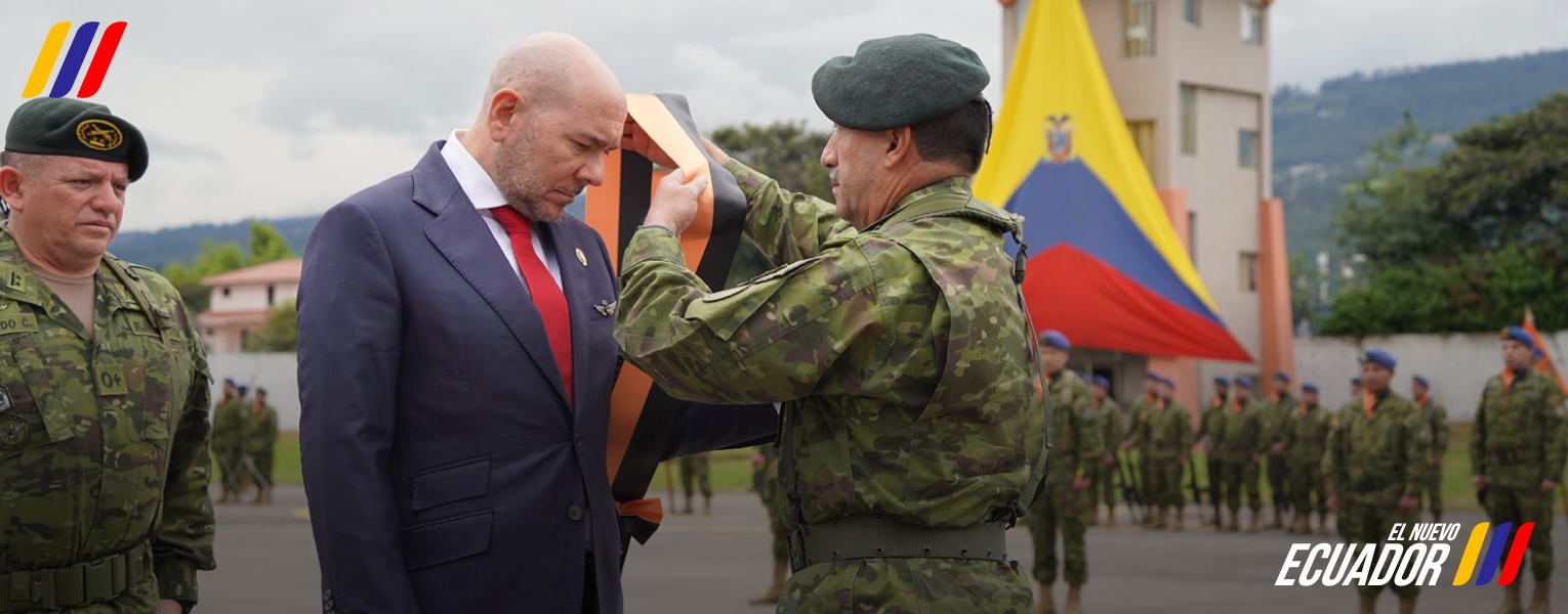 El ministro de Defensa Nacional, Gian Carlo Loffredo, acompañado por el Grae. Henry Delgado, jefe del Comando Conjunto de las Fuerzas Armadas, y el Grae. Jhon Miño, comandante general del Ejército, presidió la ceremonia conmemorativa por el septuagésimo segundo aniversario de la Aviación del Ejército Ecuatoriano.