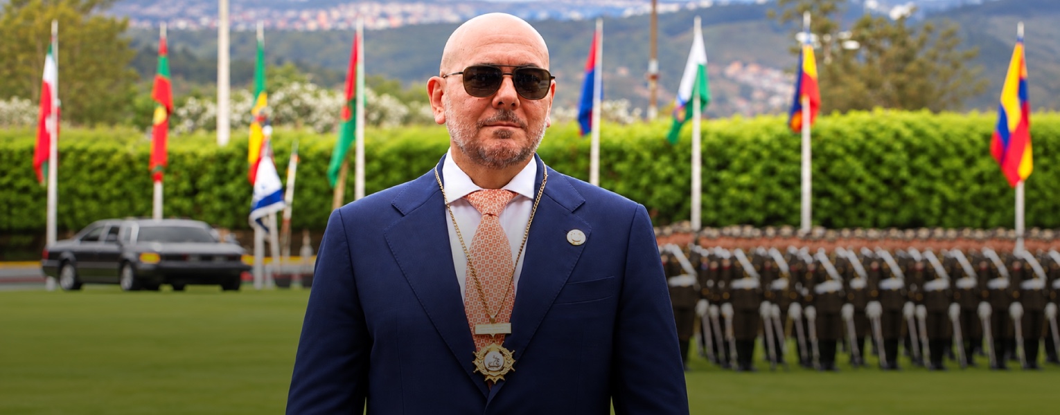 ¡CONDECORAN AL MINISTRO DE DEFENSA POR SU LUCHA CONTRA EL CRIMEN!